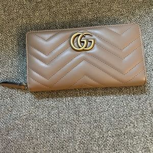 Gucci Calfskin Matelasse GG Marmont Zip Around Wallet. Taupe Color.